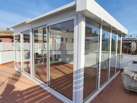 Cerramiento de terraza con grandes paños de cristal