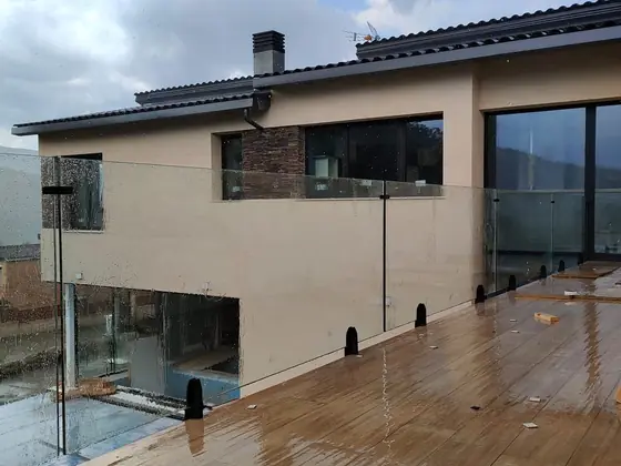 Barandilla de cristal en una terraza