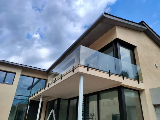 Barandilla de cristal instalada en una vivienda