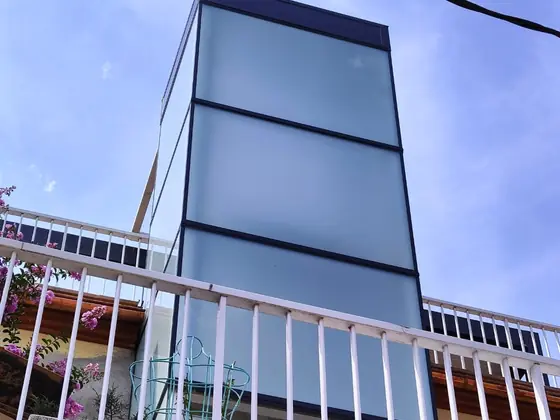 Cerramiento vertical con paneles de cristal