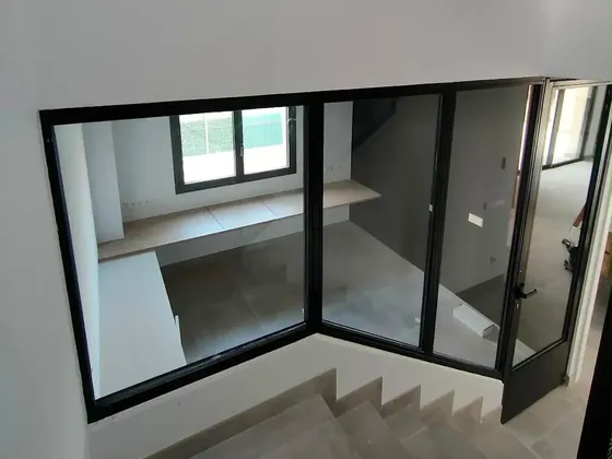 Cerramiento de cristal con puerta interior
