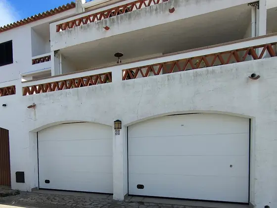 Dos puertas seccionales instaladas en una vivienda