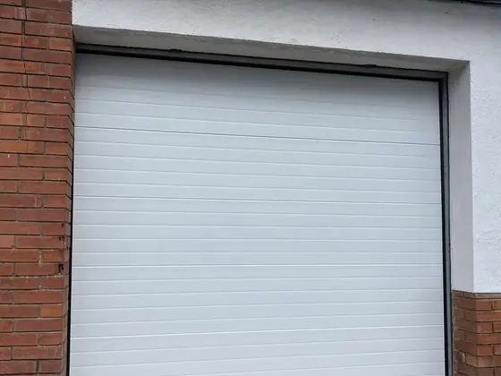 Puerta seccional de garaje blanca