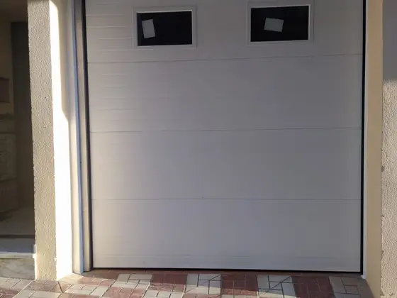 Puerta seccional de garaje gris