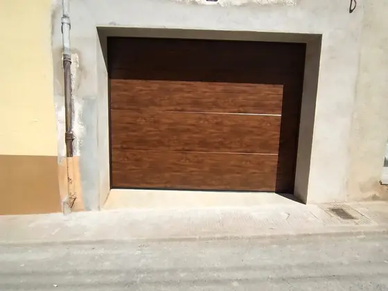 Puerta seccional con acabado efecto madera