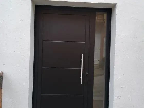 Puerta de entrada de acabado oscuro