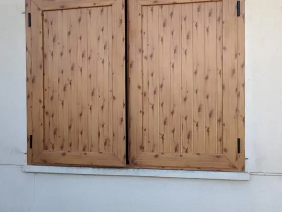 Contraventanas exteriores instaladas en una vivienda