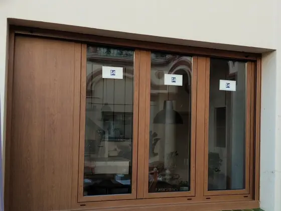 Ventana con acabado efecto madera