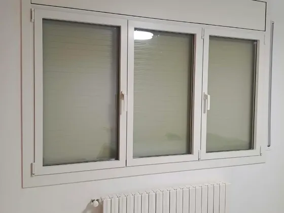 Ventana de aluminio instalada en un dormitorio
