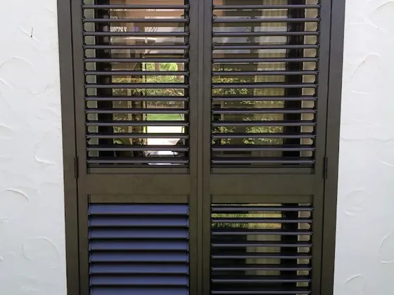 Ventana mallorquina con contraventanas cerradas